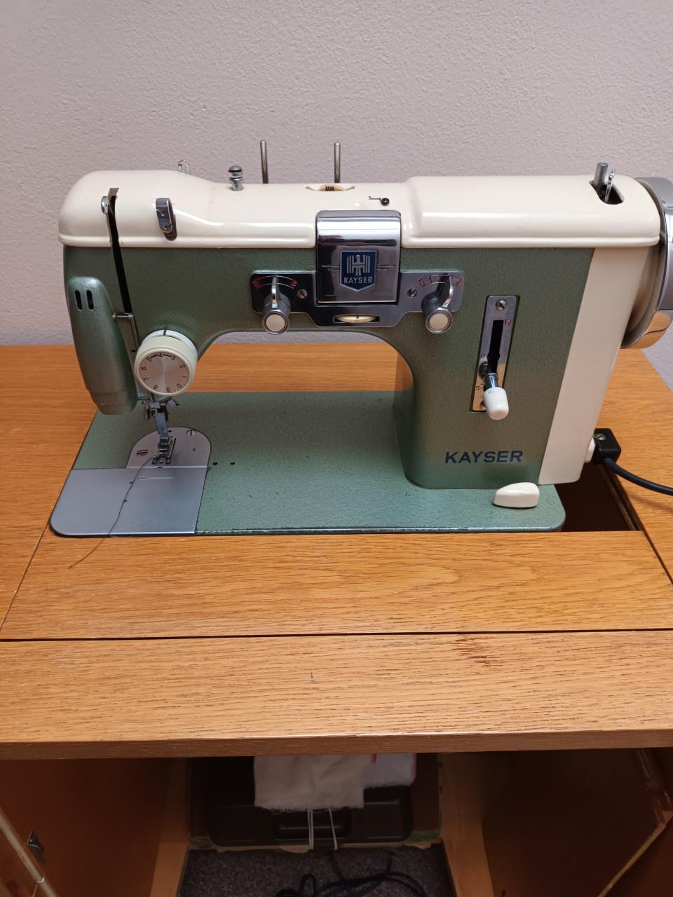 Naaimachine met meubel