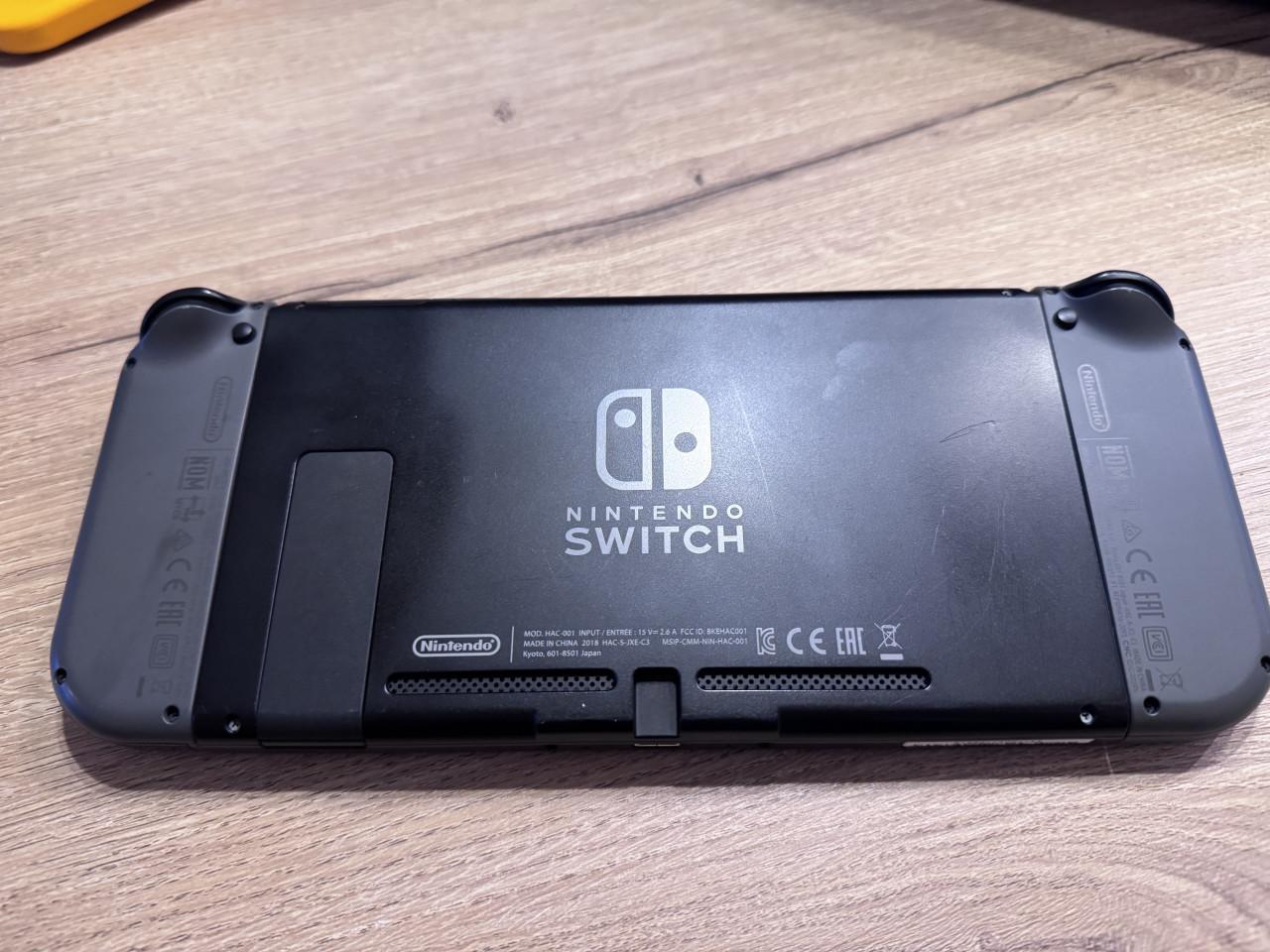 Nintendo Switch V1 grijs met accessoires.