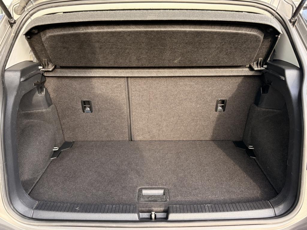 Volkswagen T-cross 1.0 tsi r-line | vc | acc | dab | trekhaak | stoelverwar