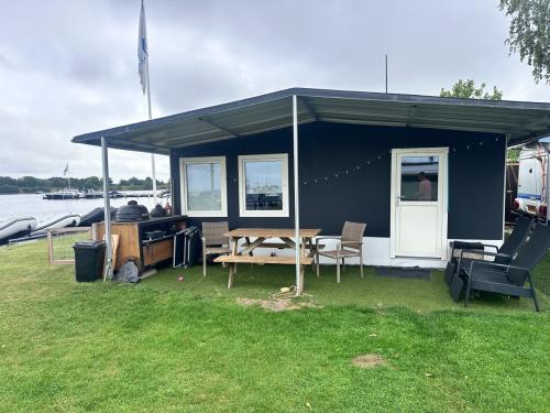 Te huur; tentchalet op de paardekreek