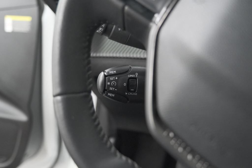 Peugeot 208 puretech 75 allure | camera | apple carplay | parkeersensoren |