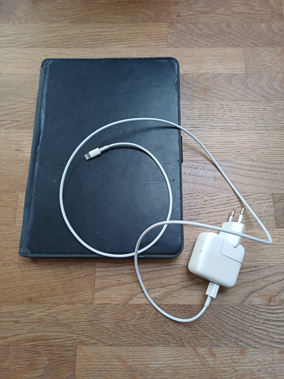 APPLE iPad 6 (2018) 32 GB Wi-Fi MR7F2NF/A met oplader + hoes