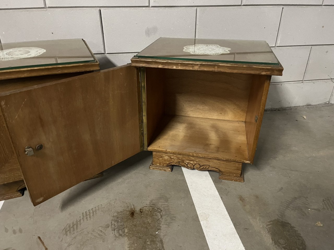 2 Vintage nachtkastjes met glazen plaat