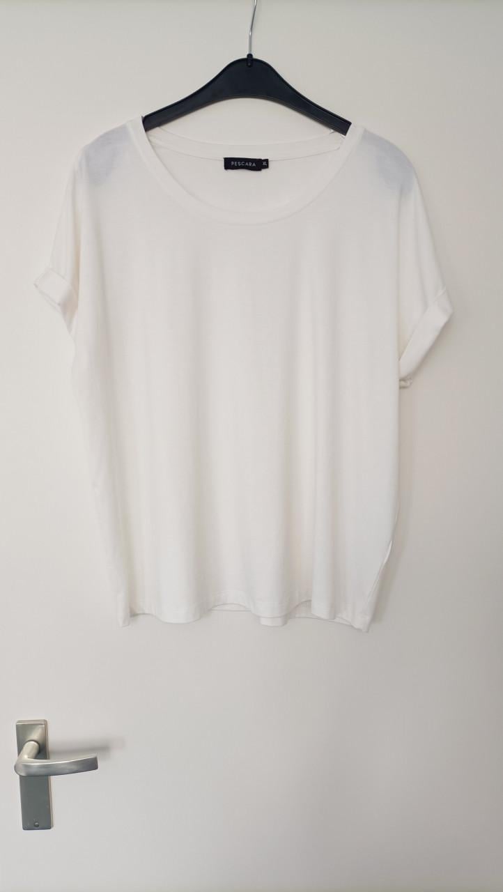 Witte trui en shirt maat XL. Leuk te combineren op deze bruine broek, mt 40