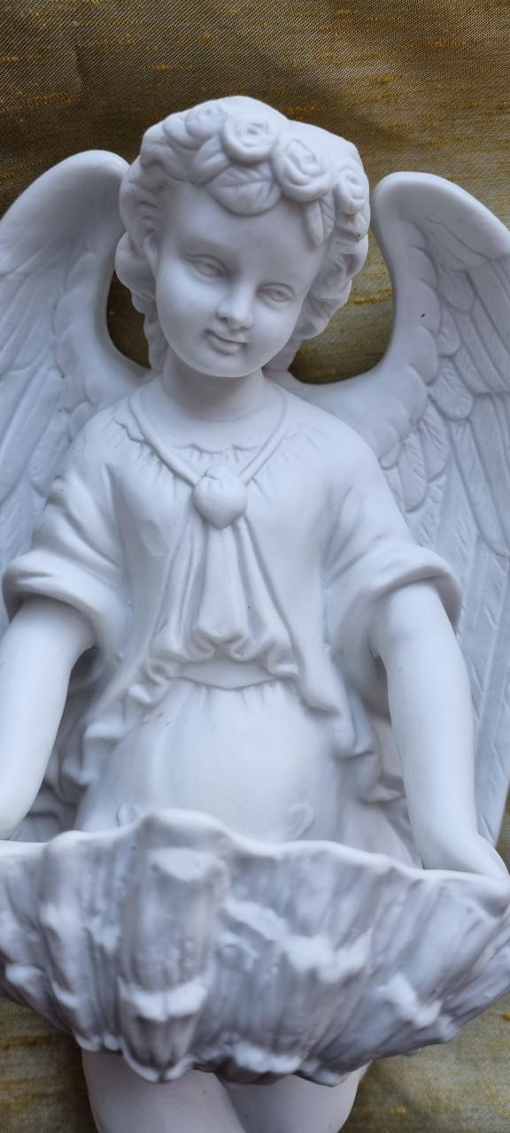 Wijwaterbakje Engel antiek, wit biscuit porselein.