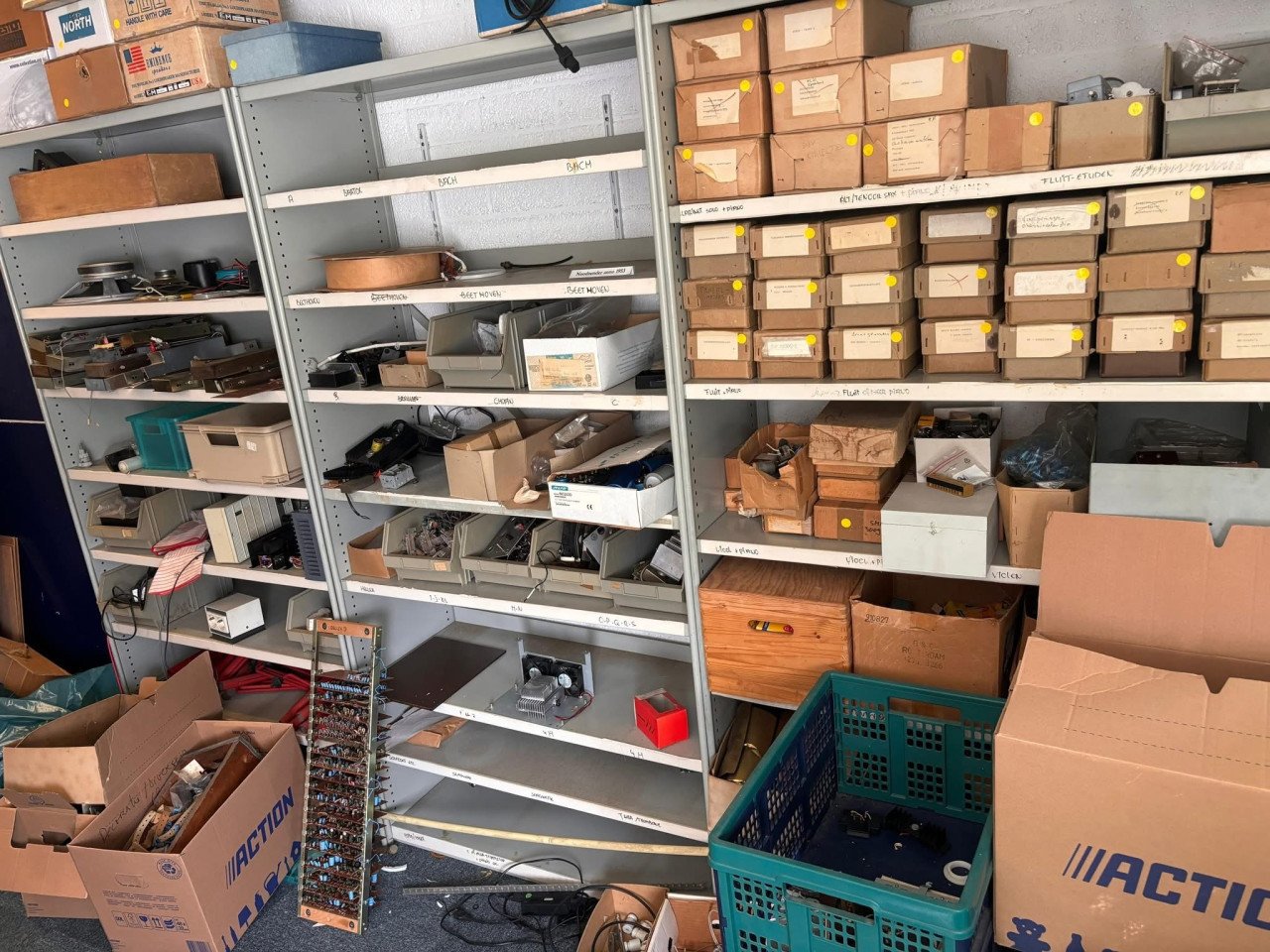 Werkplaats inboedel met audioapparatuur, onderdelen en tools