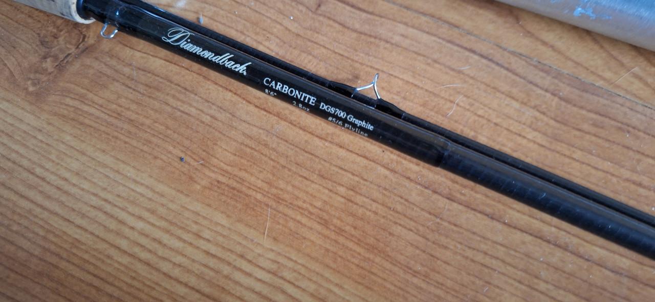 Hengels: vliegvishengels met rails en spinnerhengel met molen