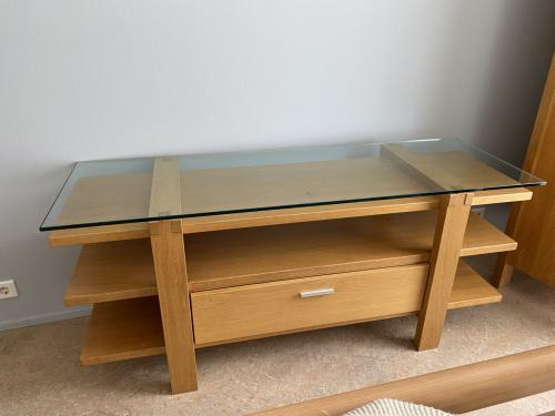 Moderne licht eiken tv meubel en vitrine kast