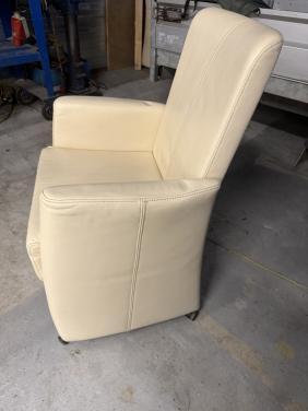 2 wit leren stoelen €50