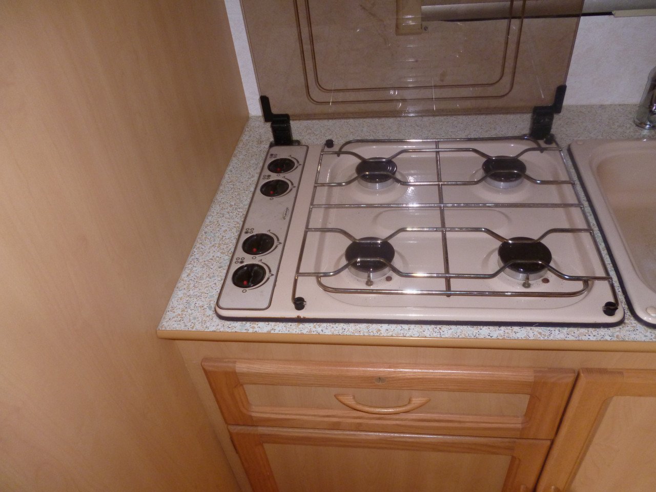 In Pr. St:  HYLANDER 410  PROVENCE   DOREMA LUIFEL MET FRAME EN ZIJSTUKKEN