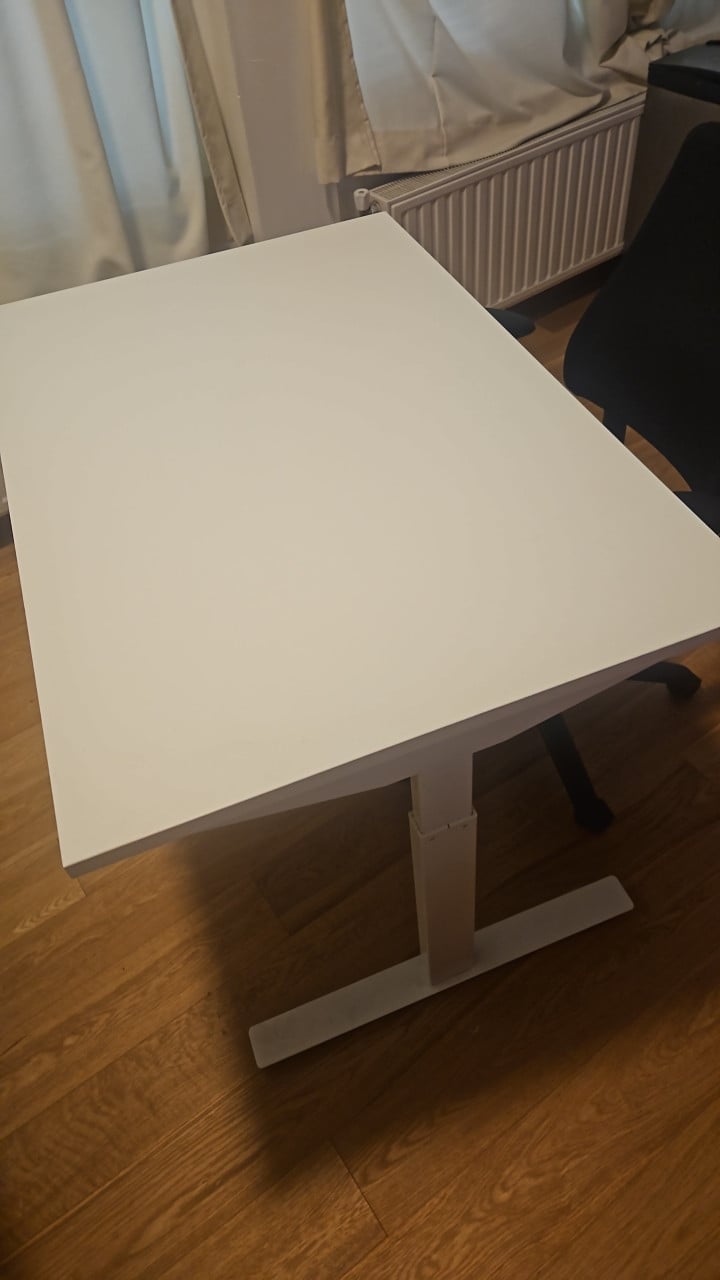 Bureau en bureaustoel (beide verstelbaar)