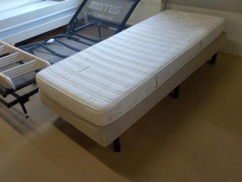 80 x 200 cm boxspring + matras 70 euro