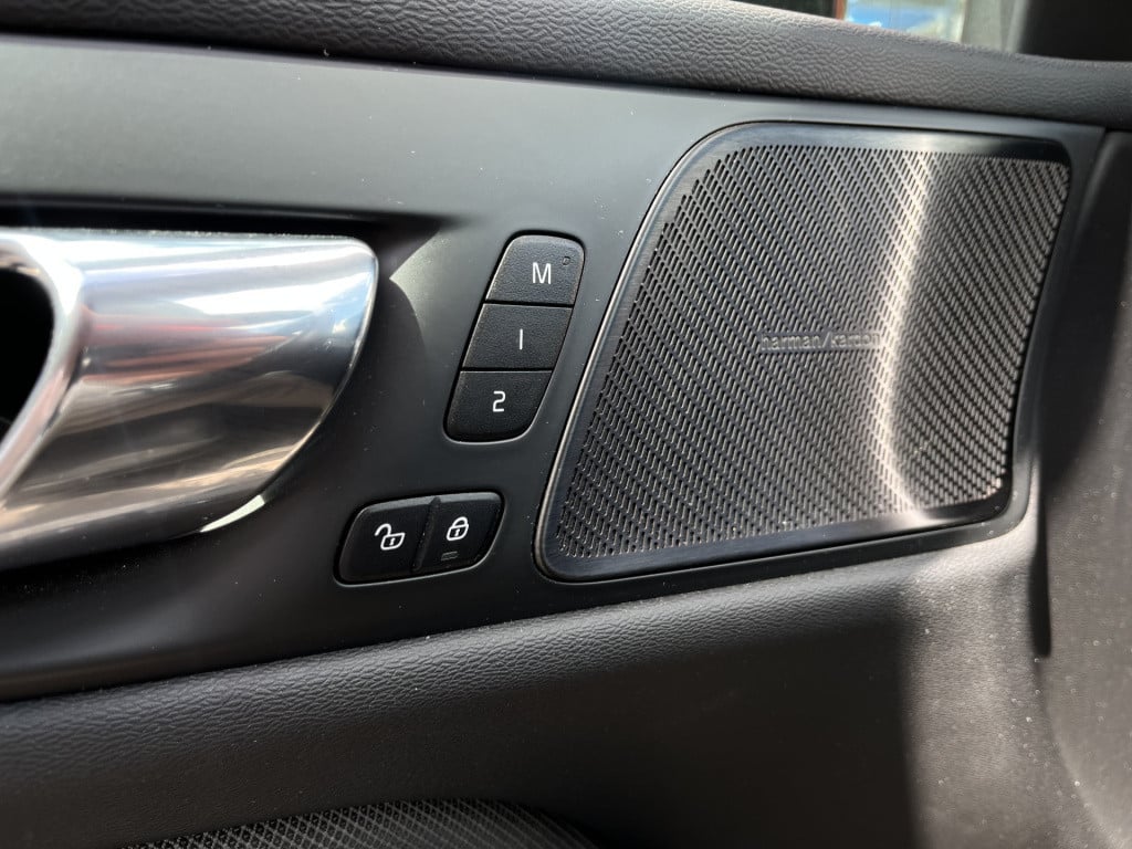 Volvo S60 2.0 t5 r-design | pano | pilot assist | head-up | carplay | stuur