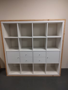 Ikea Kallax kast met inzetten en steigerhouten ombouw