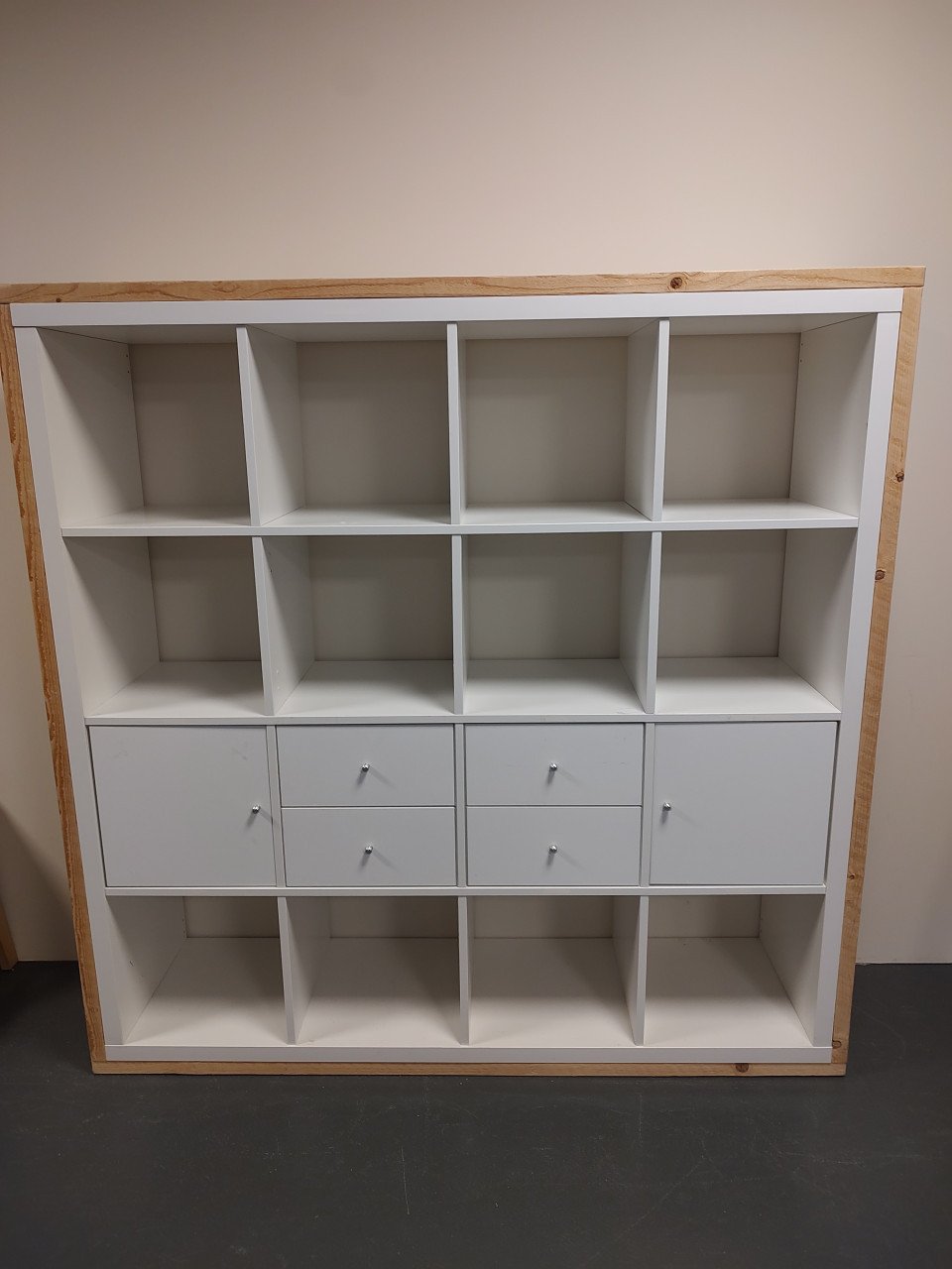 Ikea Kallax kast met inzetten en steigerhouten ombouw