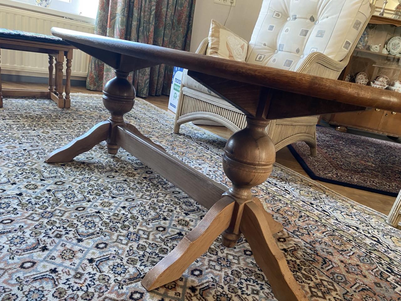 Salontafel van eikenhout