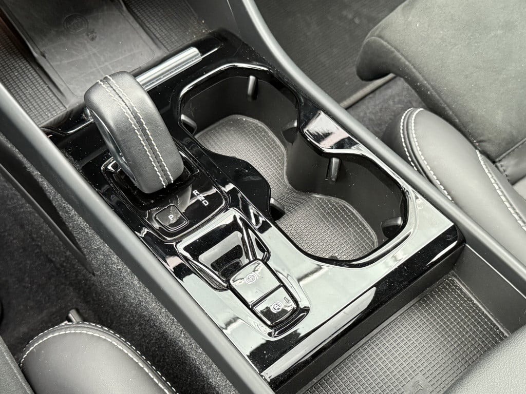 Volvo XC40 t5 262pk recharge r-design | full options !