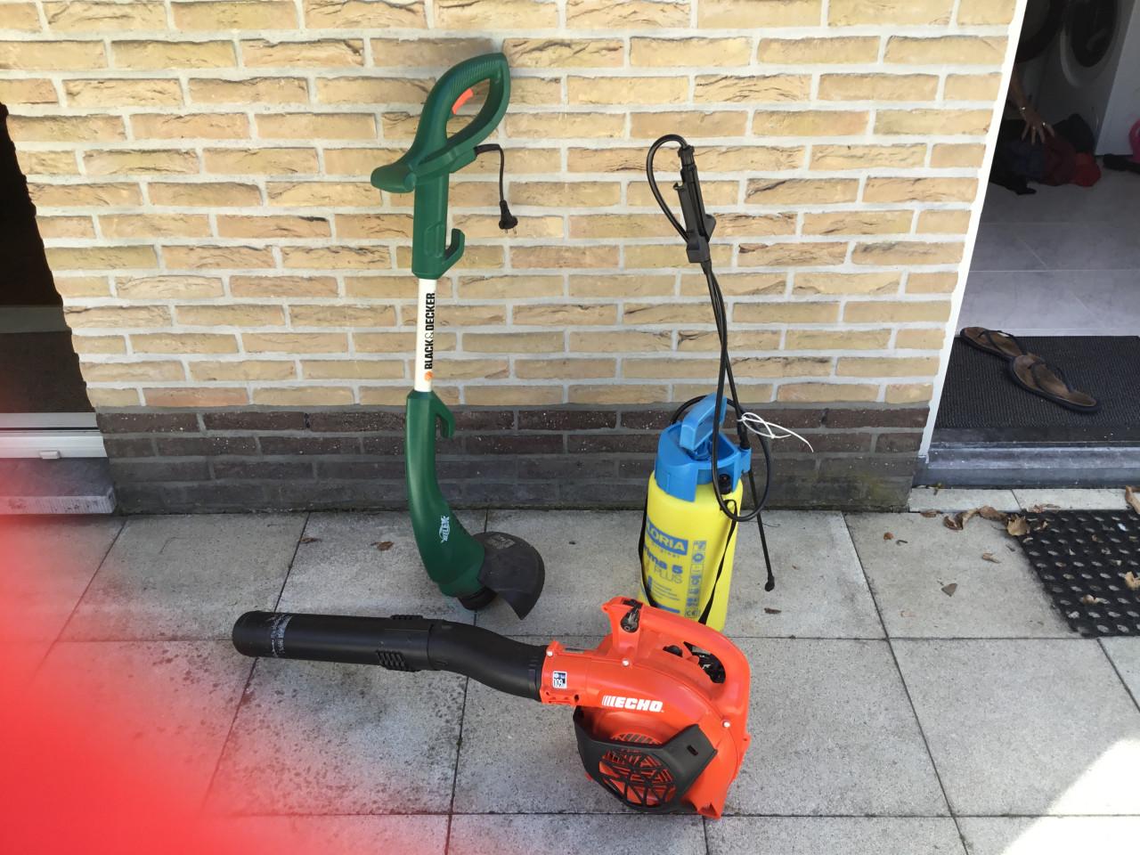 Bladblazer, graskanttrimmer en drukpomp
