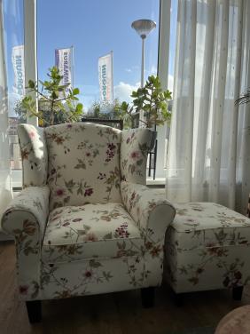 Fleurige oor fauteuil met bijpassende poef