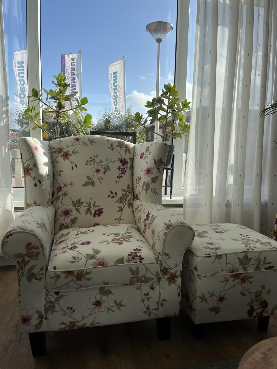 Fleurige oor fauteuil met bijpassende poef