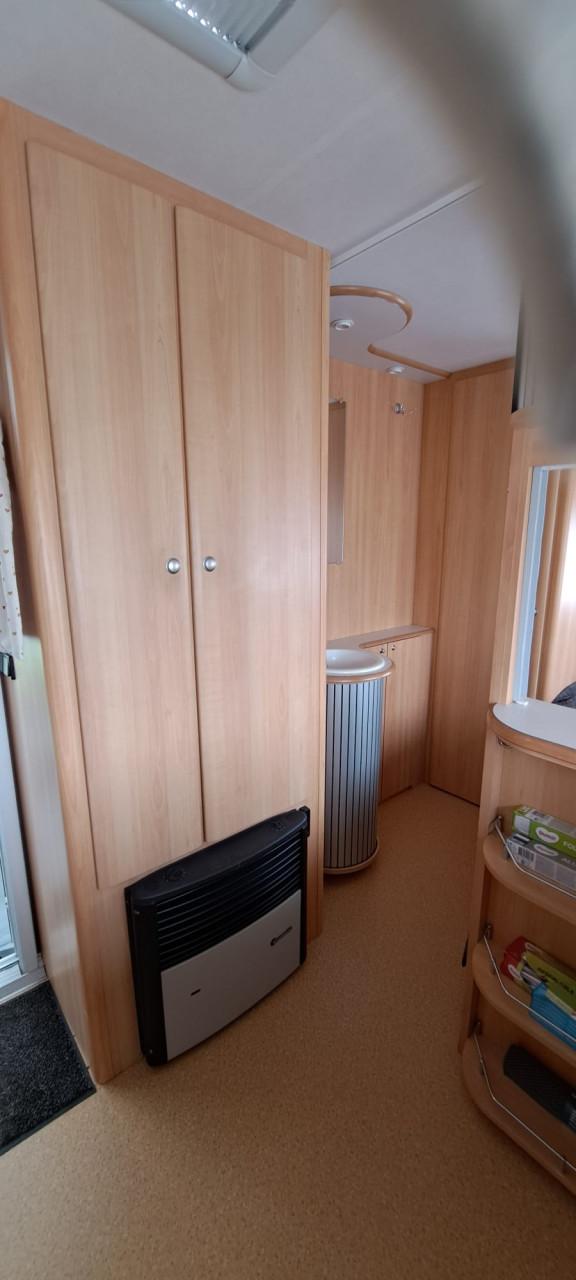 Caravan met voortent en luifel