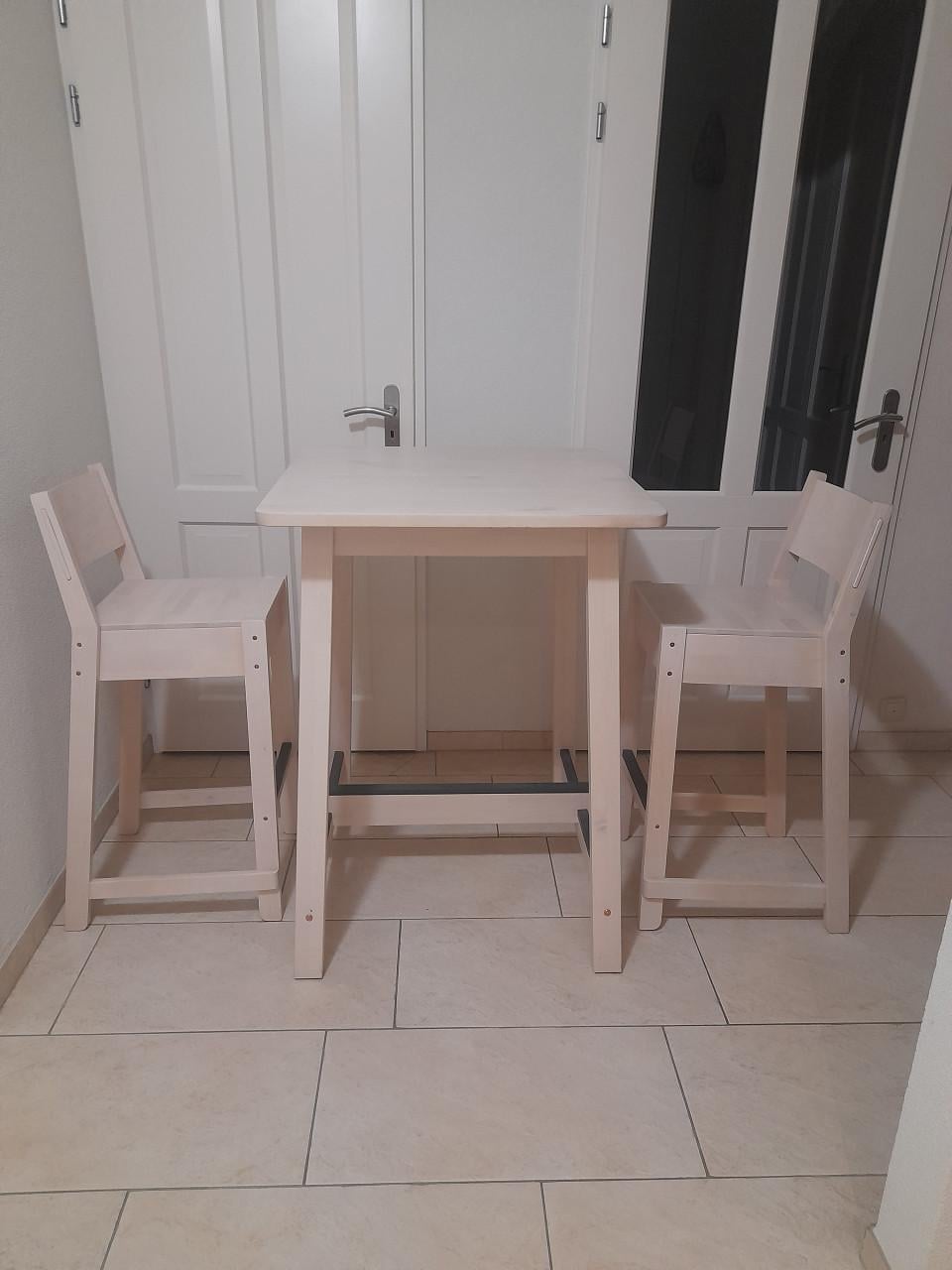 Bartafel 75 x 75 met 2 barkrukken (in goede nette staat )