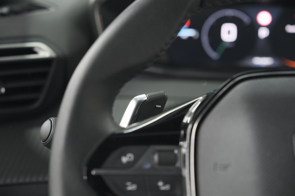 Peugeot 2008 puretech 130 eat8 allure | camera | navigatie | apple carplay 