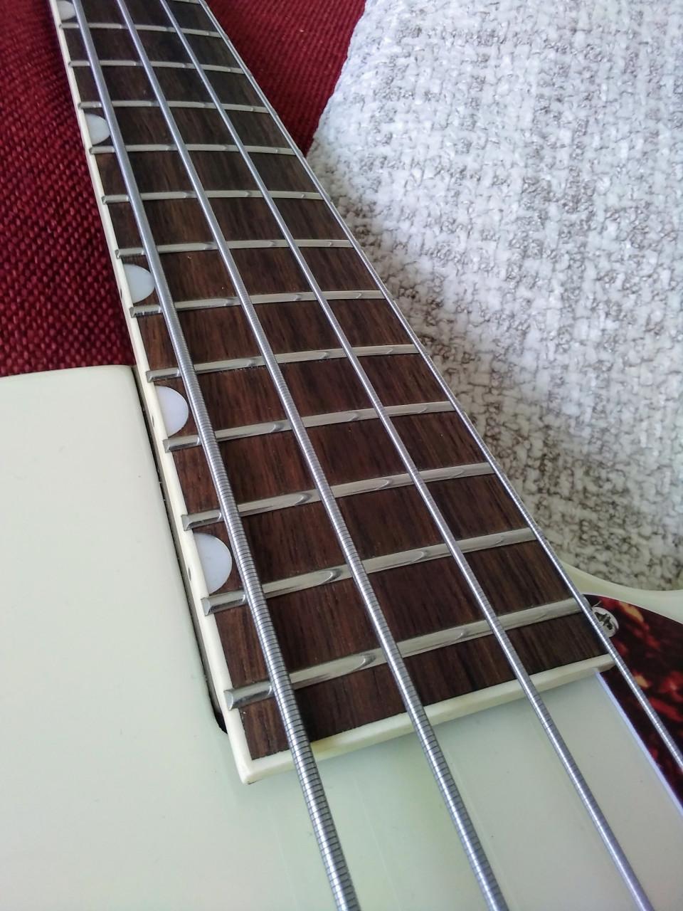 Gretsch Streamliner Jet Club Bass Vintage White z.g.a.n. 175 euro