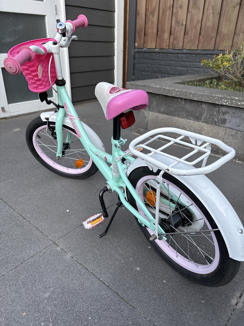 Uitstekende 16 inch Meisjesfiets(roze/groen), met/zonder zijwieltjes .