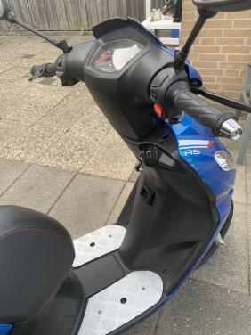 Scooter Peugeot Kisbee