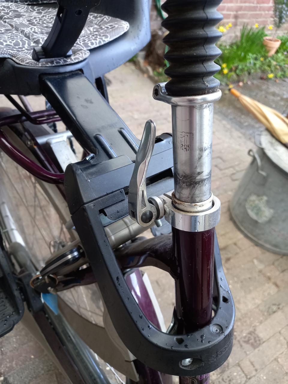 Mooie mamafiets met kinderstoeltjes voor en achter