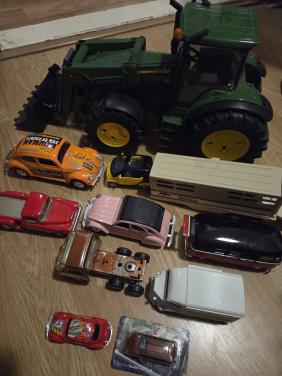 Te koop tractor met autootjes. Mag weg ivm opruimen.