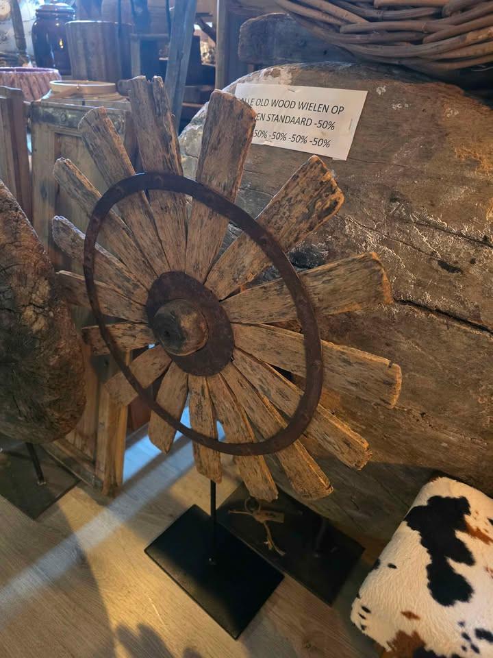 SCHITTERENDE SPINNENWIEL OP METALEN STANDAARD NU LAATSTE PAAR VOOR €30,-