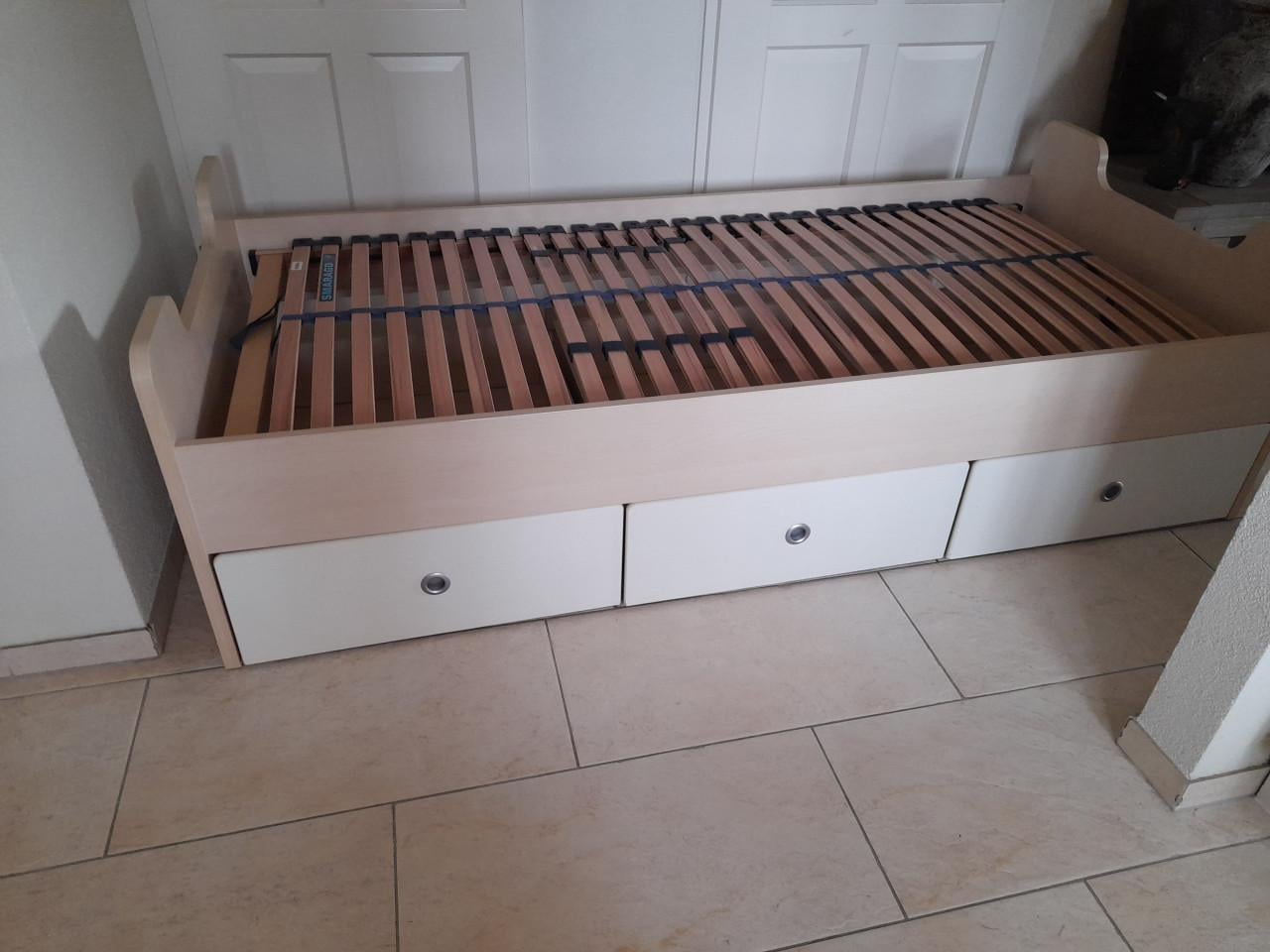 1 persoons Bed met laden (in goede nette staat )
