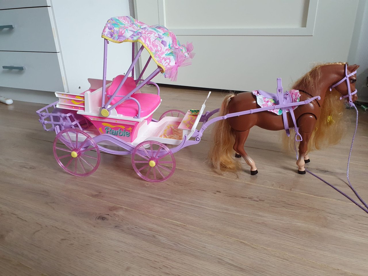 Zeeldzaam: (Vintage) Barbie speelgoed. O.a. dit paard met koets
