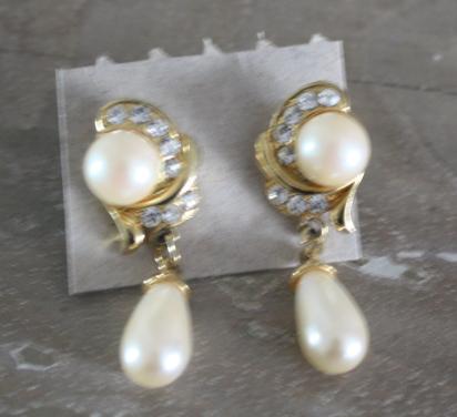 Goudkleurige oor stekers met parel en steentjes