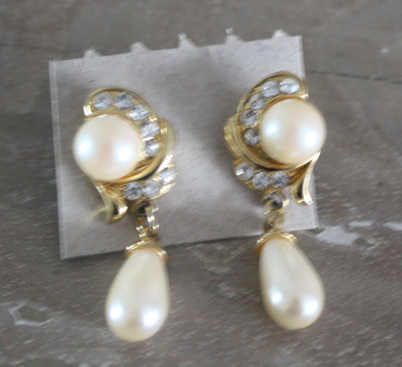 Goudkleurige oor stekers met parel en steentjes