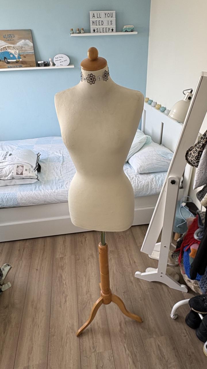 Paspop/Etalagepop met houten standaard