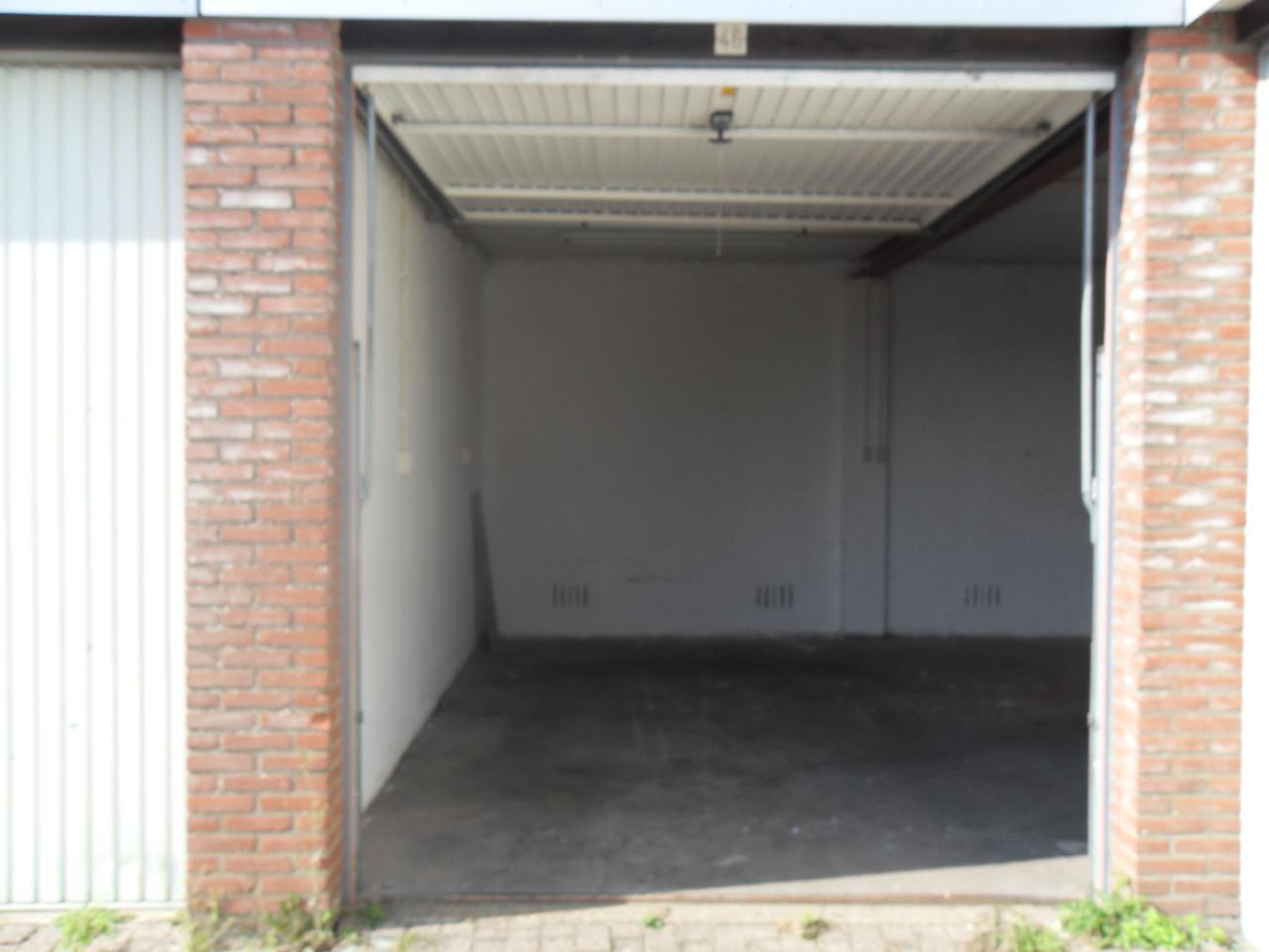 Driedubbele extra hoge garagebox te koop in Oost-Souburg