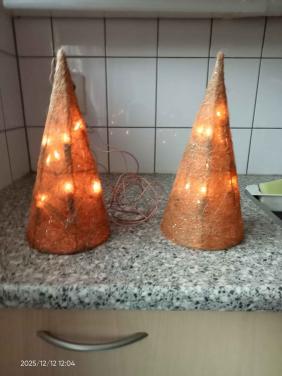 2 kerst piramides met verlichting