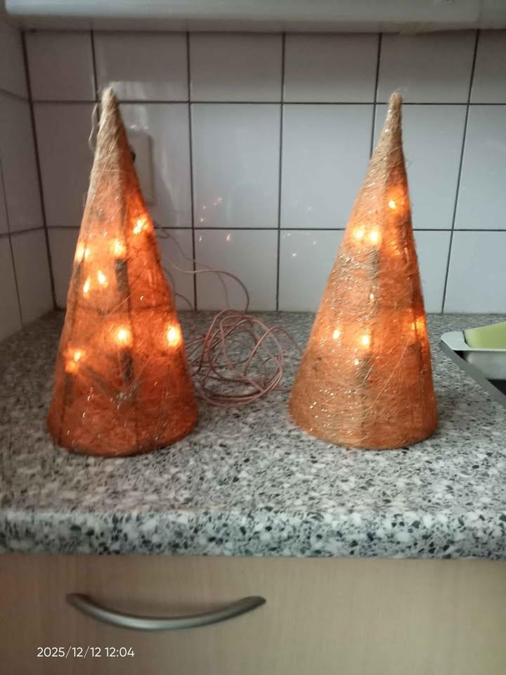 2 kerst piramides met verlichting