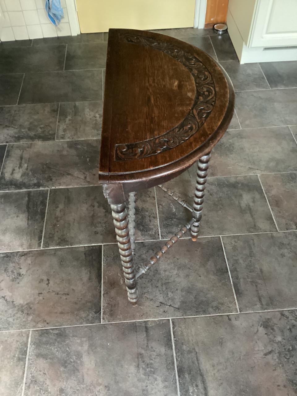 Ouderwets half rond tafeltje