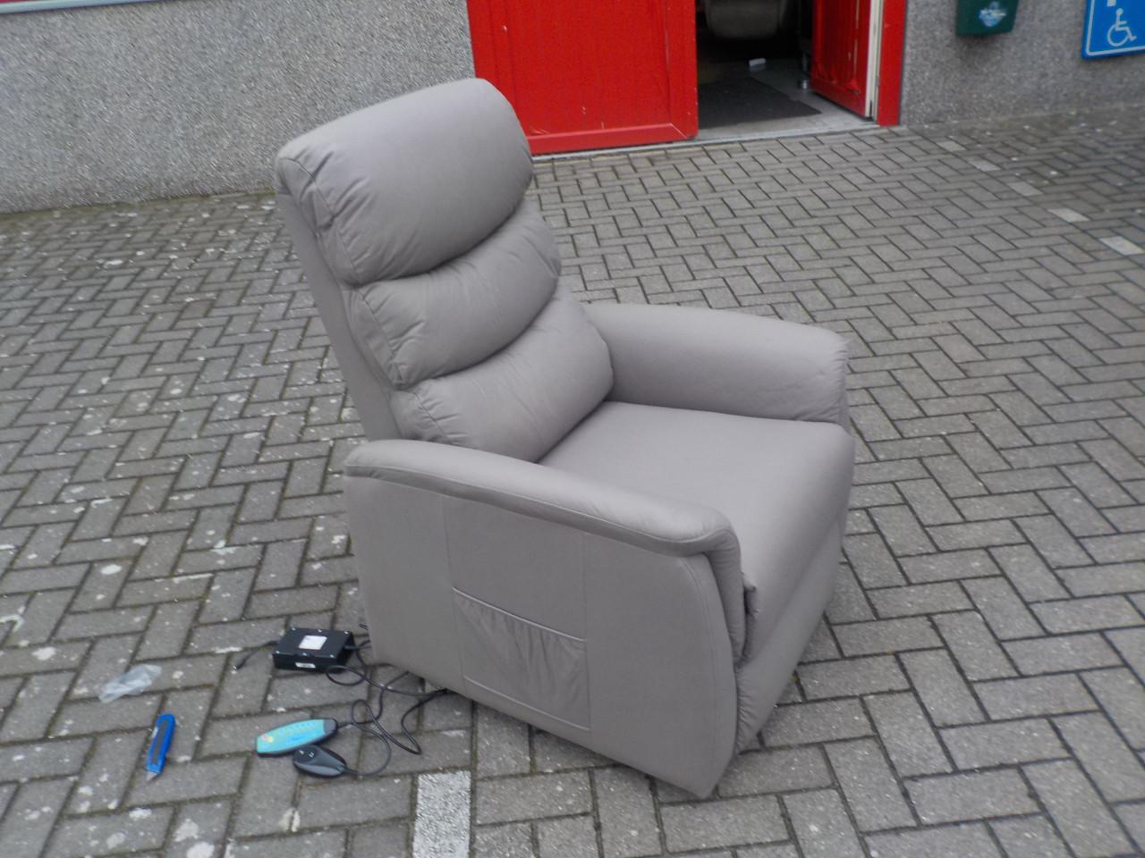 Nieuwe elektrische sta-op relax fauteuil met massage mogelijkheden