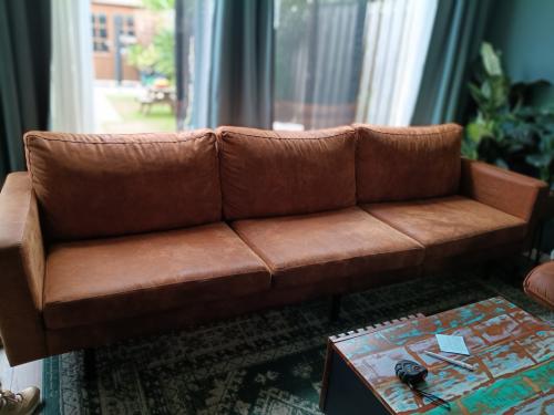Lange bank in cognac-kleur