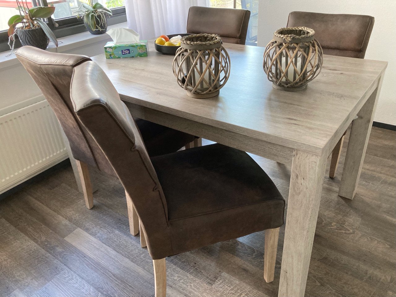 Tafel met 4 stoelen