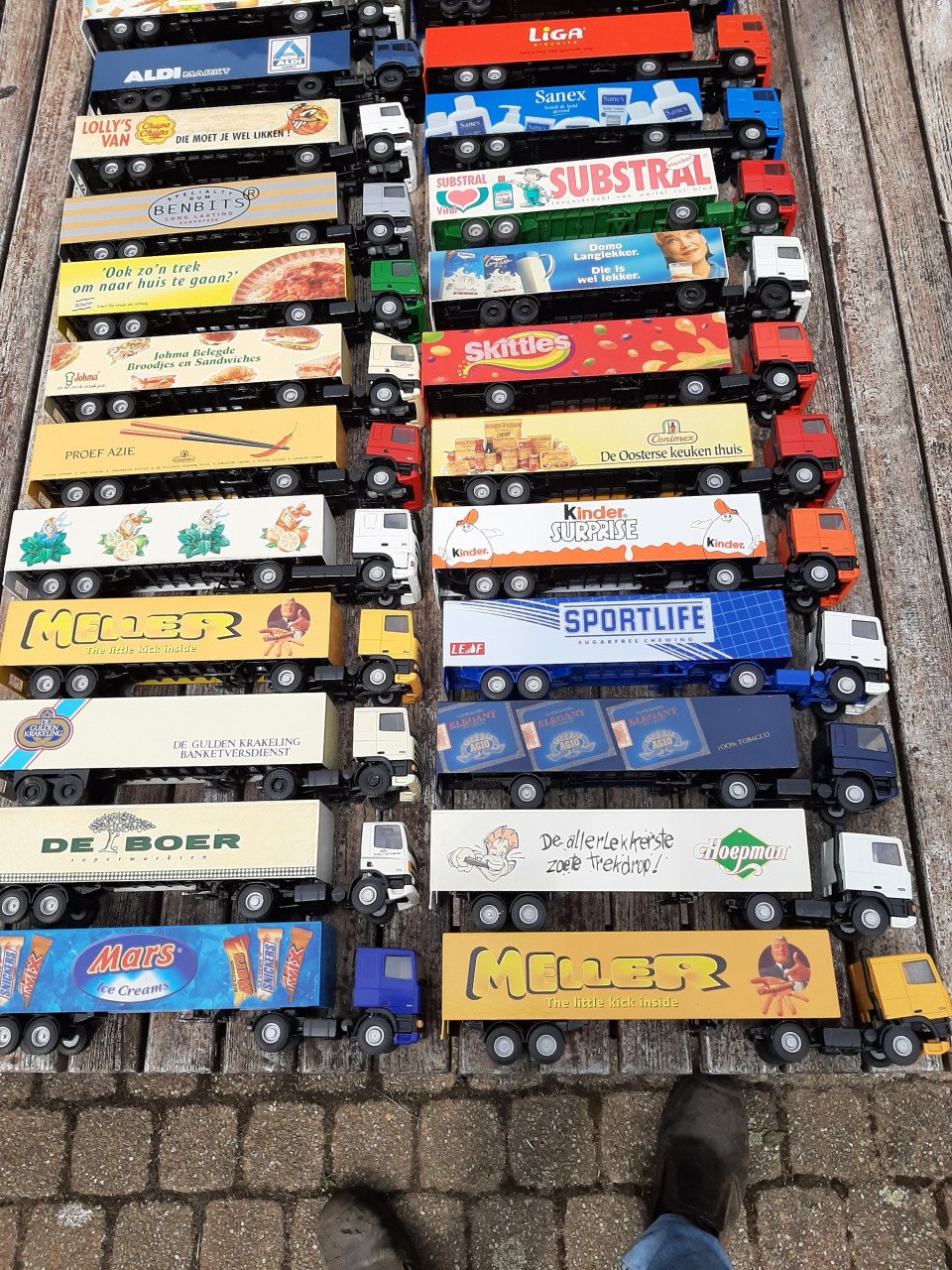 45 lion car vrachtwagens, 20 in doos en 25 los, 9 spiegelsets5 lege dozen