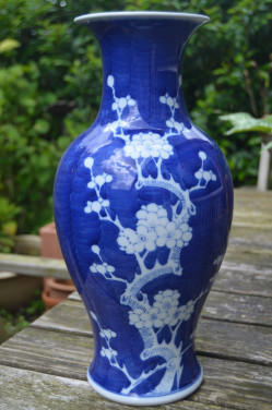 Mooie blauw/witte Chinese prunusvaas, gemerkt