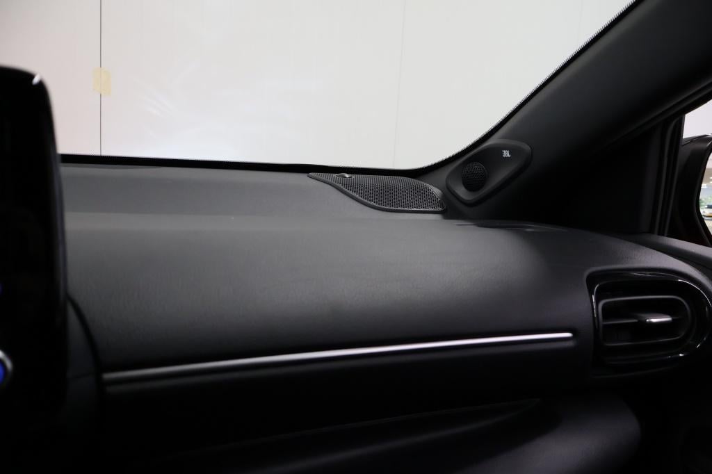 Toyota Yaris 1.5 hybrid launch edition nl auto