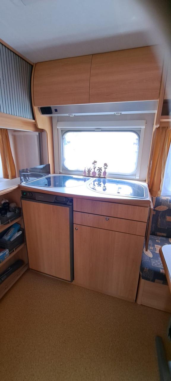Caravan met voortent en luifel