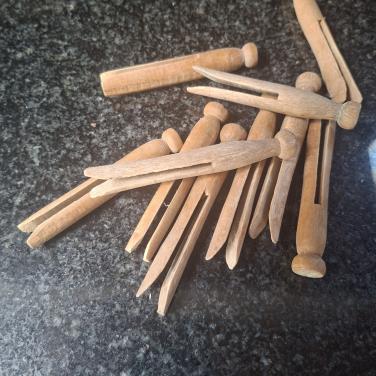 10 oude houten wasknijpers